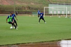 Debaixo de chuva, jogadores do Bahia treinaram em Pituaçu