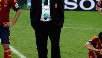 Del Bosque observa a comemoração do Brasil no gramado do Maracanã
