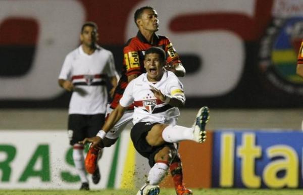 Denilson foi à frente para tentar ajudar o São Paulo e participou do primeiro gol, de Ademilson, mas esforço é em vão(Imagem:Imagem: Rubens Chiri/Site Oficial SPFC)