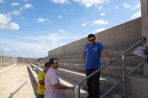 Deputado Marllos visita obra de estádio em Morro do Chapéu.