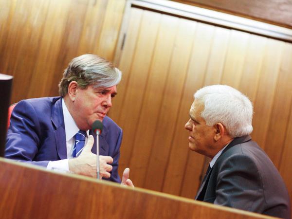 Deputado Them&iacute;stocle Filho (PMDB) conversa com o deputado federal Hugo Napole&atilde;o (PSD).(Imagem:Caio Bruno)
