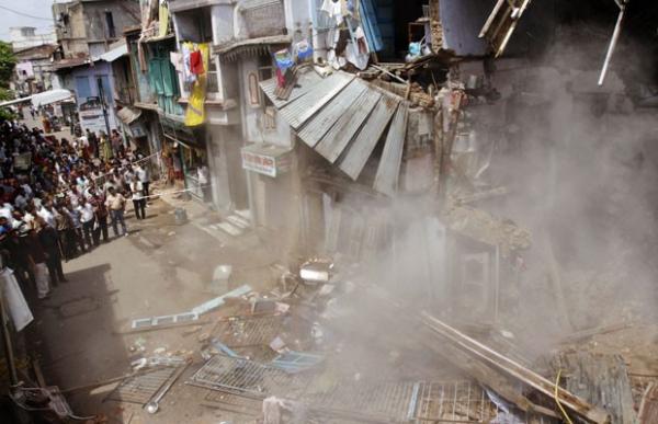 Desabamento de prédio causou morte de criança na Índia nesta sexta-feira(Imagem:Kevin Frayer/AP)