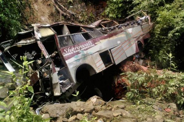Destroços de ônibus acidentado nesta quarta-feira (8) na Índia(Imagem:-AP)