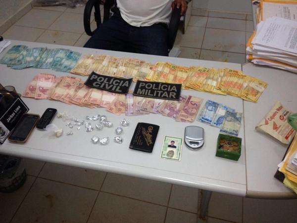 Dinheiro e droga apreendidos.(Imagem:Divulga&ccedil;&atilde;o)