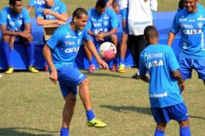 Diogo Acosta diz que falta tranquilidade na frente das traves