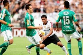 Disputa: Paulinho cercado por palmeirenses