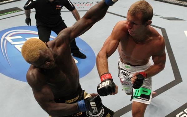 Donald Cerrone (&agrave; direita) em a&ccedil;&atilde;o na vit&oacute;ria sobre Melvin Guillard, no UFC 150(Imagem:Reprodu&ccedil;&atilde;o)