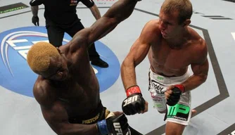 Donald Cerrone (à direita) em ação na vitória sobre Melvin Guillard, no UFC 150