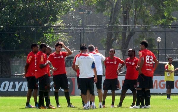 Dorival conversa com jogadores durante treino na Gávea(Imagem:Reprodução)