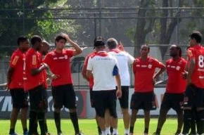Dorival conversa com jogadores durante treino na Gávea