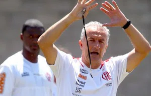 Dorival gesticula em treino do Flamengo
