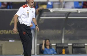 Dorival orienta o time durante o jogo contra o Grêmio