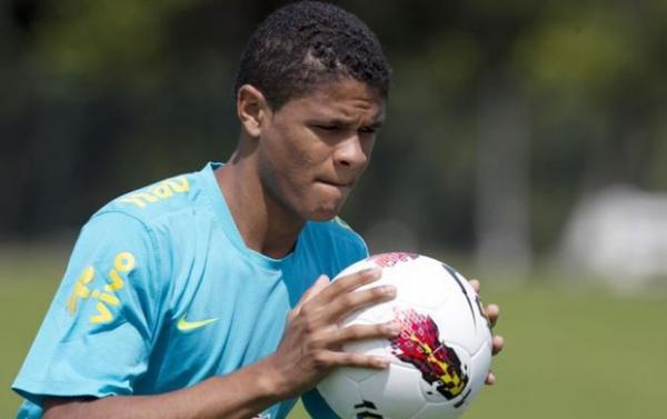 Douglas Santos vestiu camisa da Seleção Sub-20(Imagem:Reprodução)