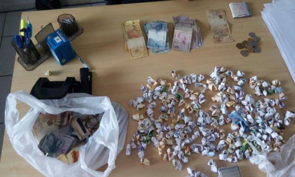Drogas e dinheiro apreendidos no bairro Formosa(Imagem:Reprodução)