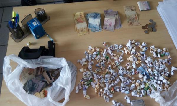 Drogas e dinheiro apreendidos no bairro Formosa(Imagem:Reprodu&ccedil;&atilde;o)