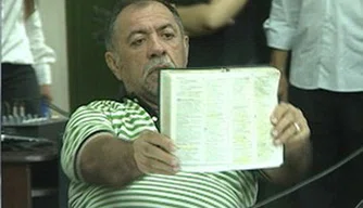 Durante o julgamento, Correia Lima exibe bíblia para a imprensa.