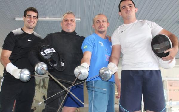 Eduardo Fernandes, Evandro Oliveira, Mois&eacute;s Machado e Pedro Barroso s&atilde;o os instrutores formados em Teresina e que implantaram a esgrima nas academia .(Imagem:Reprodu&ccedil;&atilde;o)