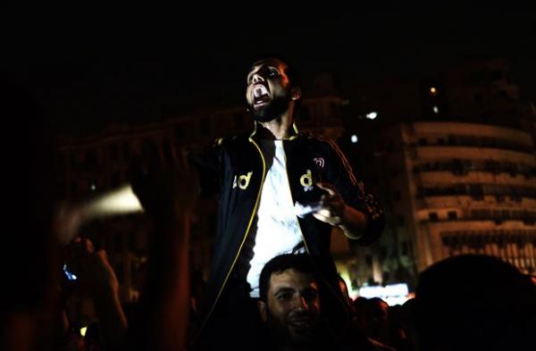 Eg&iacute;pcios celebram na noite deste domingo (12) a sa&iacute;da do marechal Tantawi(Imagem:AFP)