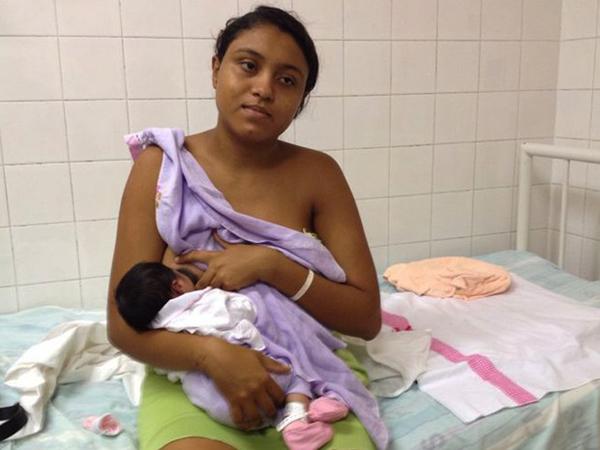 Elaine da Silva, 20 anos, amamenta a pequena Luna Kimberly da Silva (Imagem:Reprodução)