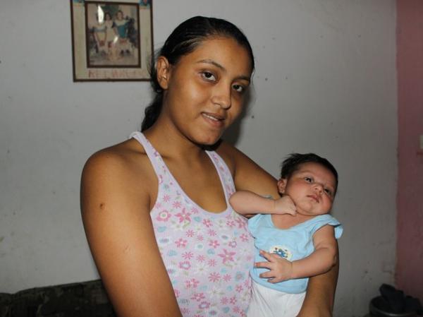 Elane da Silva com a filha em sua casa (Imagem:Reprodução)