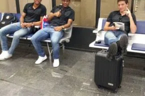 Elano aproveitou para ler enquanto aguardava o voo no Rio