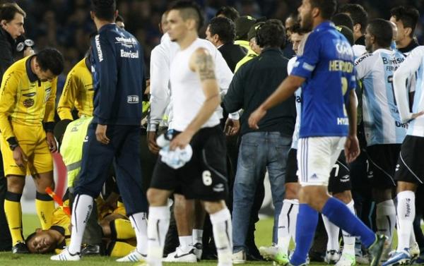 Elano &eacute; encoberto por Henr&iacute;quez na foto que retrata a confus&atilde;o (Imagem:Reprodu&ccedil;&atilde;o)