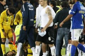 Elano é encoberto por Henríquez na foto que retrata a confusão