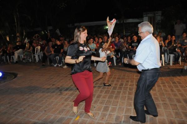 Elmano F&eacute;rrer ensaia passos da m&uacute;sica(Imagem:Divulga&ccedil;&atilde;o)