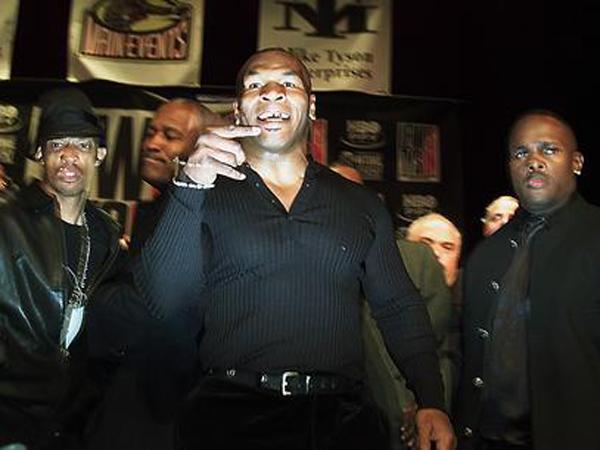 Em 2002, Tyson tentou agredir Lewis logo no começo da conferência de imprensa(Imagem:Reprodução)