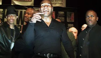 Em 2002, Tyson tentou agredir Lewis logo no começo da conferência de imprensa