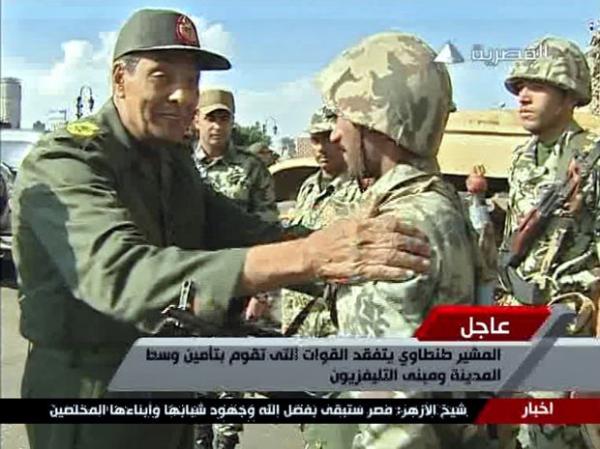 Em imagem de v&iacute;deo, do dia 30 de janeiro, o chefe militar Mohammed Hussein Tantawi cumprimenta soldado nas ruas do Cairo(Imagem:Reuters)