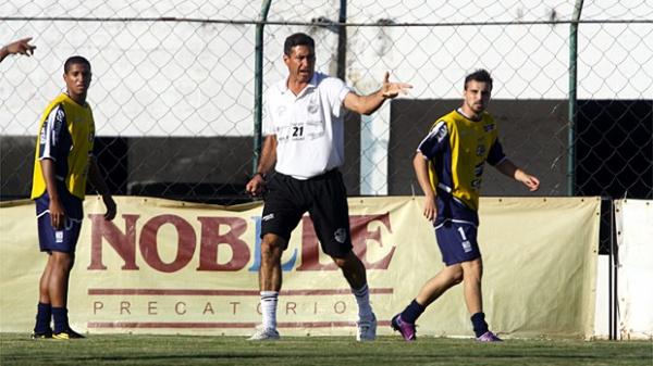 Em treino mais pegado, Catanoce muda forma&ccedil;&atilde;o titular(Imagem: Cleber Akamine / GLOBOESPORTE.com)
