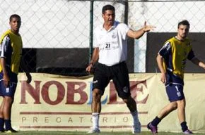 Em treino mais pegado, Catanoce muda formação titular