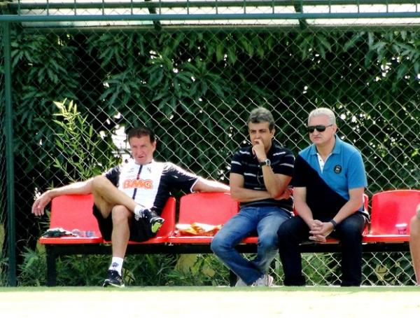 Emerson Ávila acompannha treino do Atlético-MG ladeado por Cuca e Maluf(Imagem:Reprodução)
