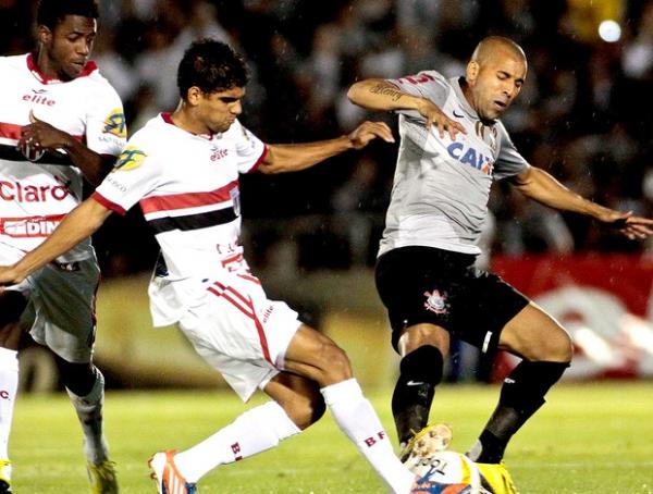 Emerson divide a bola no jogo do Corinthians contra o Botafogo-SP(Imagem:Reprodu&ccedil;&atilde;o)
