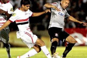 Emerson divide a bola no jogo do Corinthians contra o Botafogo-SP