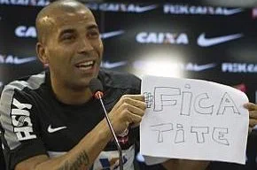 Emerson pede a permanência de Tite