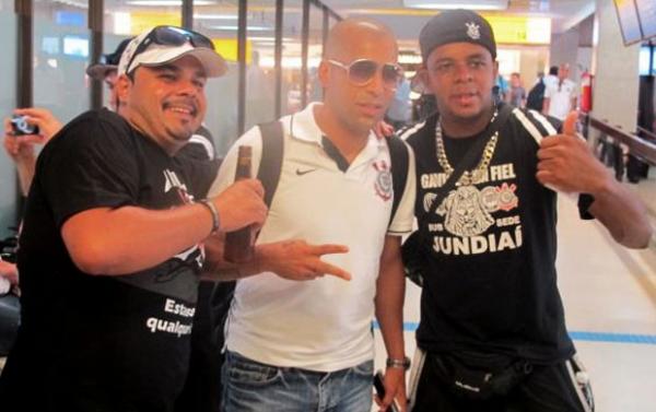 Emerson Sheik posa para foto ao lado de torcedores na Bolívia(Imagem:Reprodução)