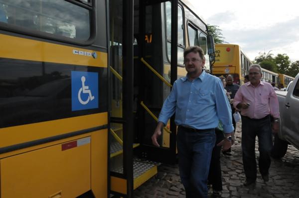 Enterga de ônibus escolares em Simplício Mendes(Imagem:Paulo Barros)