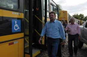 Enterga de ônibus escolares em Simplício Mendes