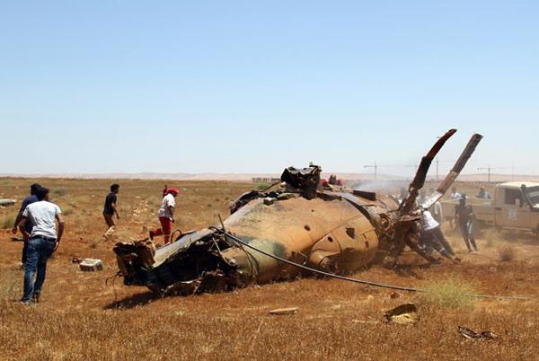 Equipes de resgate observam destroços do helicóptero acidentado nesta quinta-feira (4) em Benghazi, na Líbia (Imagem:Reprodução)