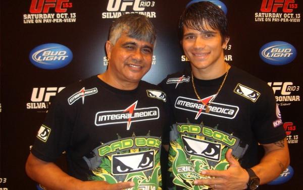 Erick Silva posa com seu pai Jos&eacute; Carlos Nunes no Rio de Janeiro (Imagem:Reprodu&ccedil;&atilde;o)