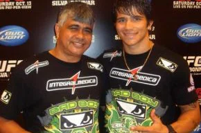 Erick Silva posa com seu pai José Carlos Nunes no Rio de Janeiro