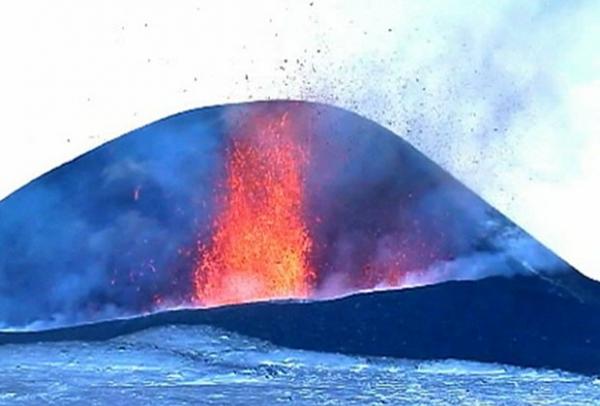 Erupção é a mais forte já registrada do vulcão Plosky Tolbachik (Imagem:Reprodução)