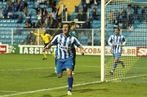 Evando comemora o gol sobre o Guaratinguetá