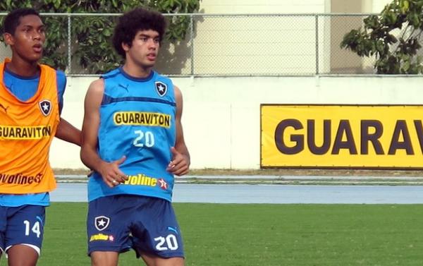 Ex-Guarani, Bruno Mendes ainda teve outras duas chances, mas as desperdi&ccedil;ou. Uma delas em mais um &oacute;timo passe de Rafael Marques, quando finalizou mal. Ele tamb&eacute;m cabeceou uma bola (Imagem:Reprodu&ccedil;&atilde;o)