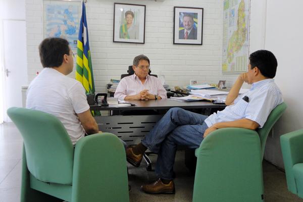 Fábio Novo, secretário Avelino Neiva e o prefeito de Bom Jesus, Marcos Elvas.(Imagem:Divulgação)