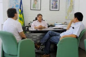 Fábio Novo, secretário Avelino Neiva e o prefeito de Bom Jesus, Marcos Elvas.
