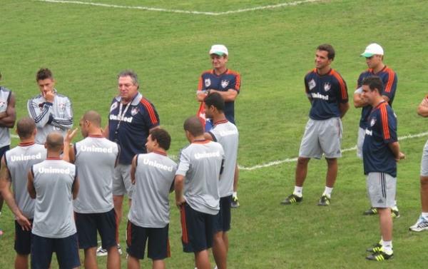 F&aacute;bio, o mais a direita sem bon&eacute;, sorri durante a conversa do t&eacute;cnico Abel Braga antes do treinamento desta segunda-feira nas Laranjeiras: homenagem a Robertinho(Imagem:Reprodu&ccedil;&atilde;o)