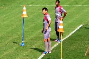 Fabrício ao lado de Renato Silva treinam nesta segunda-feira em São Januário